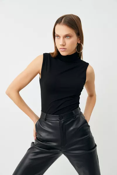 بلوزة نسائية سوداء بدون أكمام