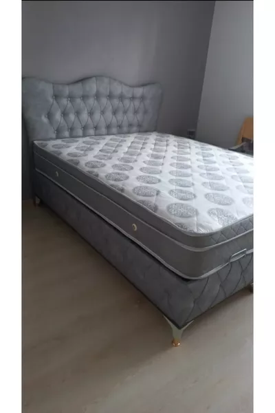 سرير مزدوج بقاعدة ورأس سرير