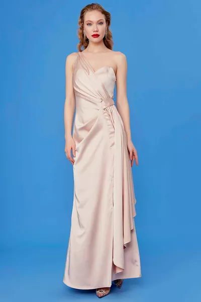 فستان طويل من الساتان بكتف واحد