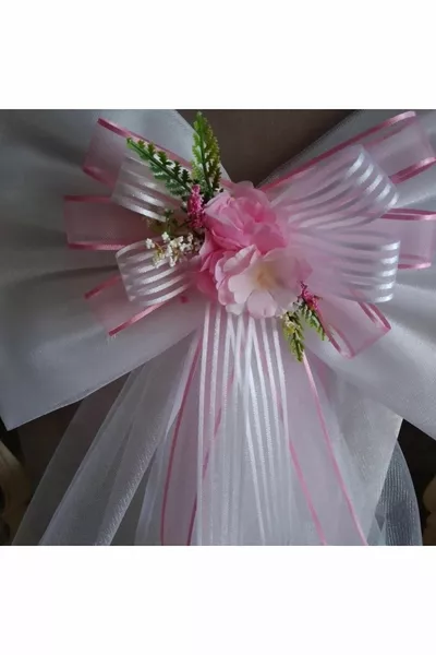 Decorazione della stanza del neonato in ospedale: culla, incuba­tore, fiocco per decorazione della porta