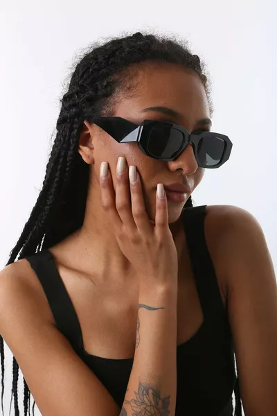 نظارات شمسية عصرية باللون الجديد والموسم الجديد