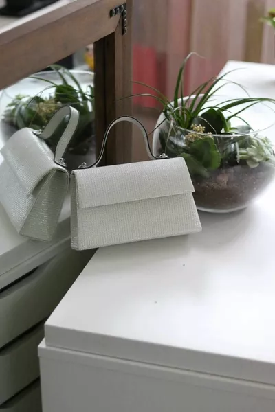 Damen Abendtasche mit Schulterriemen und weißen Glitzerdetails