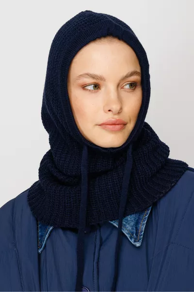 Cappuccio a maglia blu scuro