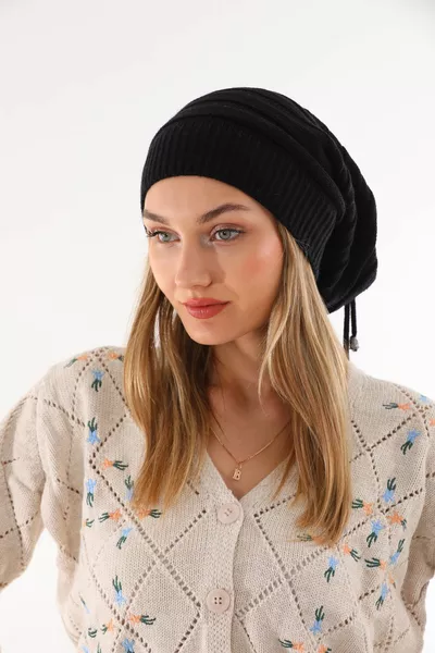 Berretto nero da donna con filo