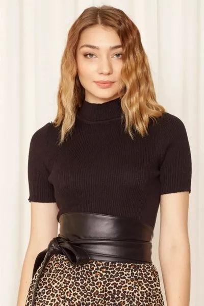 حزام نسائي صناعي من الجلد الأسود مع رباط