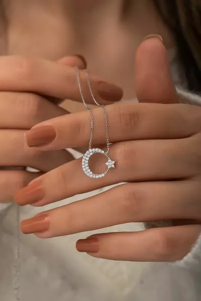 قلادة فضية للنساء بشكل هلال ونجمة فضية