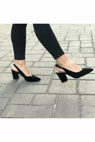 الشق الكعب الكلاسيكي للمرأة