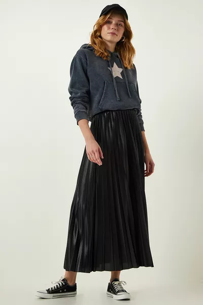 Women's Black Glossy Surface Pleated Knitted Skirt 
