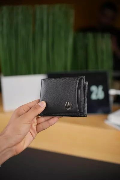 محفظة جلد طبيعي أسود سوان