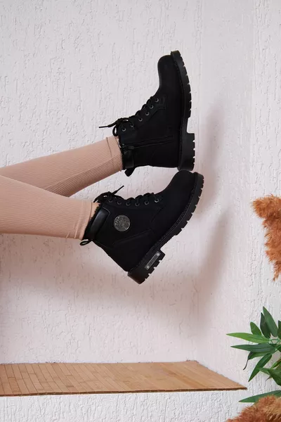 فرو جلد صناعي غير لامع للجنسين داخل أحذية حرارية وحيدة مع سحابات وتفاصيل رباط قابلة للتعديل - أسود