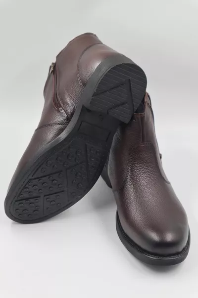 Pelliccia di vera pelle da uomo all'interno di stivali casual marroni allacciati con cerniera