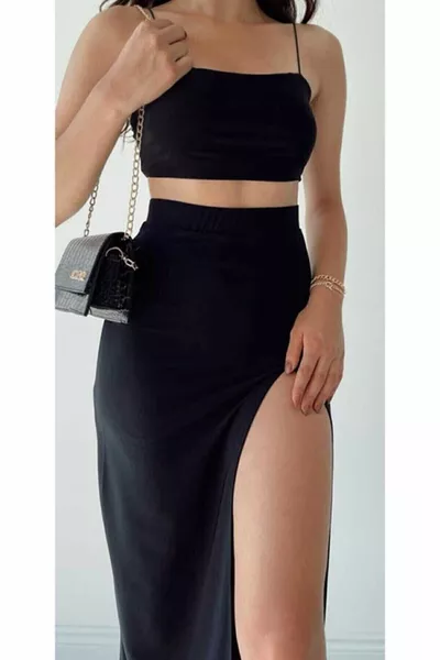 تنورة كبيرة الحجم مع شق طويل