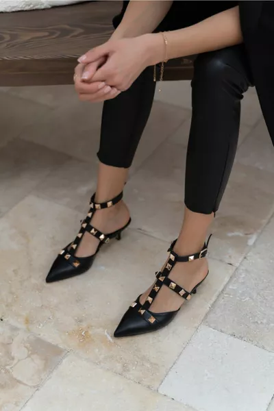 صنادل نسائية بكعب الهرم الأسود