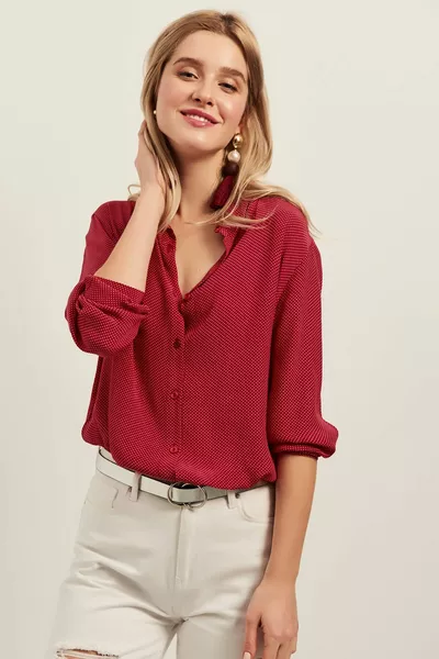 قميص أحمر صغير منقط للسيدات 