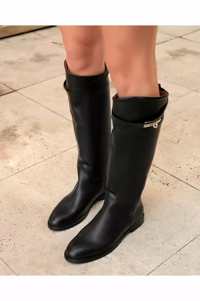 أحذية نسائية سوداء طويلة