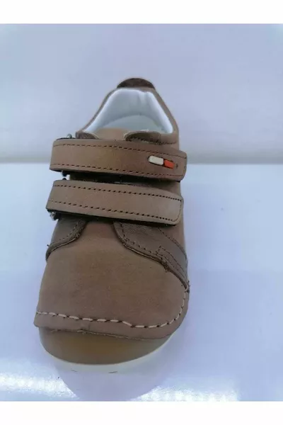 أحذية الخطوة الأولى من الجلد الطبيعي.