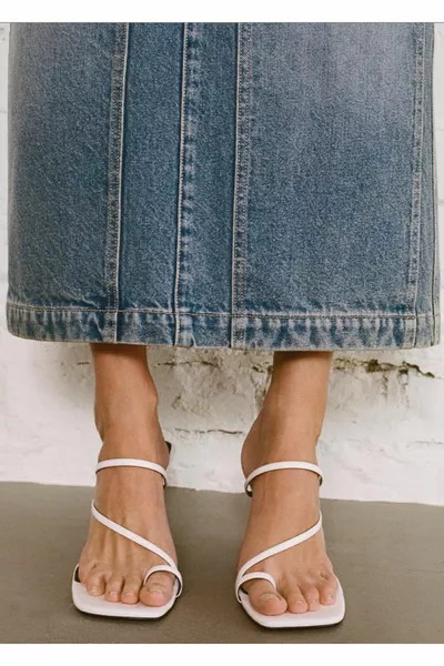 صندل بكعب غير متماثل