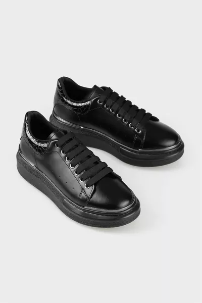 أحذية رياضية نسائية سوداء