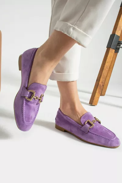 ACCESSORIO DA DONNA IN PELLE SCAMOSCIATA LILLA CON FIBBIA BALLERINE E SCARPE DETTAGLIATE