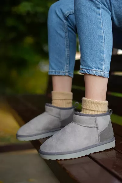 أحذية صغيرة من جلد الغزال باللون الرمادي In-Fuzz