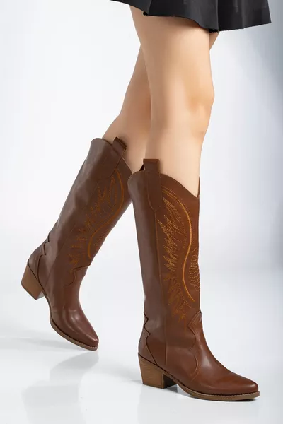 تان بني فاتح ماتي الجلود المطرزة رعاة البقر الغربية الأحذية ذات الكعب