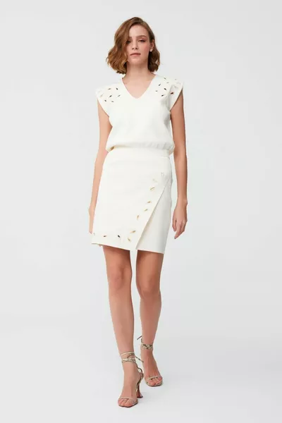 تنورة قصيرة Ecru مزدوجة الصدر مع تفاصيل تطريز