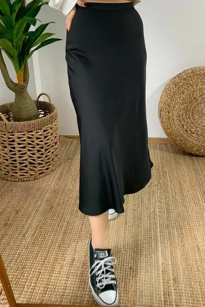 تنورة من الساتان الأسود