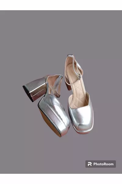 كعب فضي للسيدات