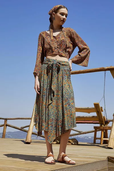 Расклешенная юбка миди с завязкой на талии