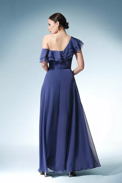 Блестящее шифоновое вечернее платье макси-длины на одно плечо с воланами