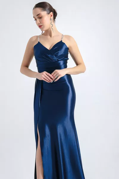 المرأة الأزرق الداكن فستان سهرة طويلة مع ذيول مع الأشرطة الحجرية
