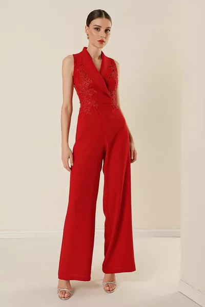 Collo doppiopetto con perline e tuta ricamata rossa