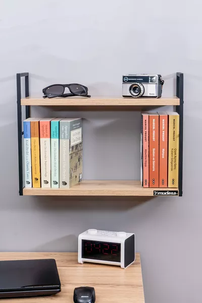 رف جداري من المعدن والخشب مع رفين، مكتبة مثبتة على الحائط لغرفة العمل، مكتبة عصرية على المكتب