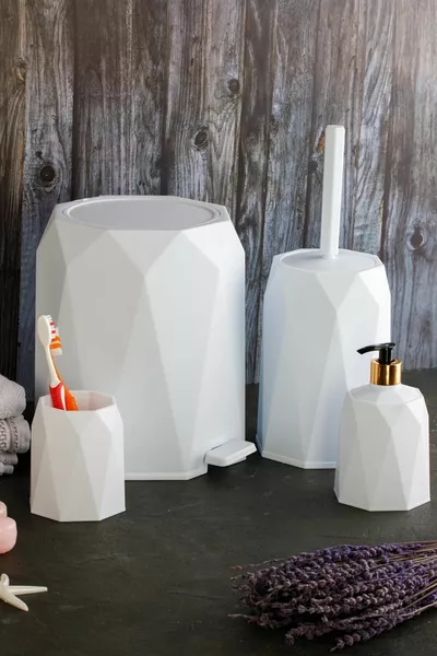 طقم حمام مكون من 4 قطع: سلة مهملات، فرشاة مرحاض، صابونية وحاملة فرش الأسنان