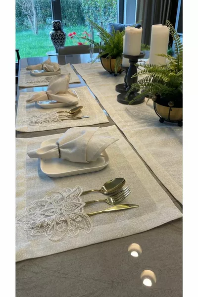 Set de 7 pièces de couverts américains en écru avec dentelle française et paillettes dorées (SANS SERVIETTES)