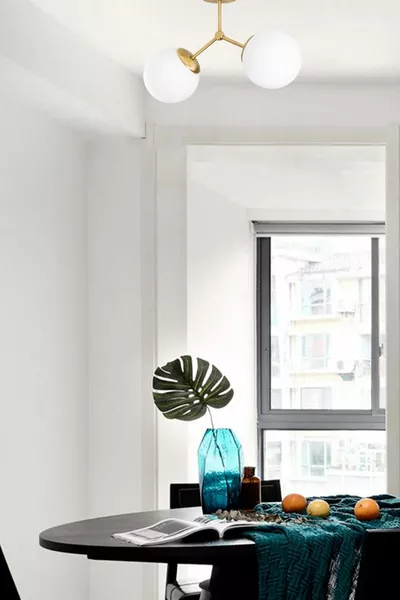 Zweifach gealtertes modernes Akrobat-Modell weißer Glaskuppel-Kronleuchter