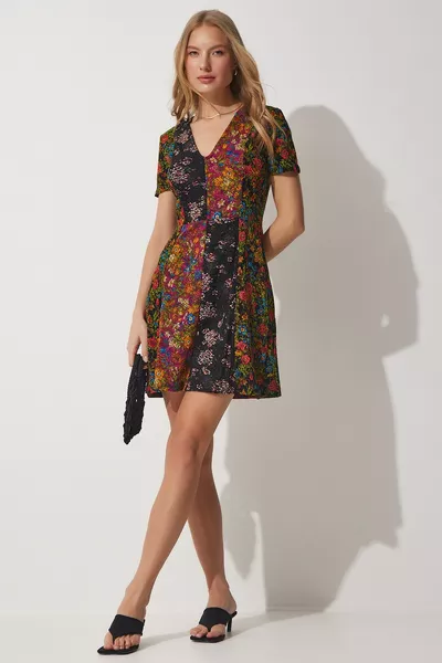 فستان قصير واسع الرقبة منقوش على شكل حرف V