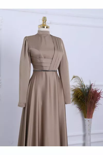 الخصر حبة مفصلة الساتان مساء اللباس مع الجبهة رايات