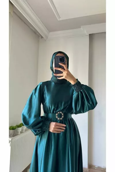 فستان سهرة من الساتان الزمرد مع أحجار الحزام