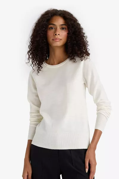 Maglione a girocollo basic, vestibilità rilassata, in morbido cashmere extra, modello AU
