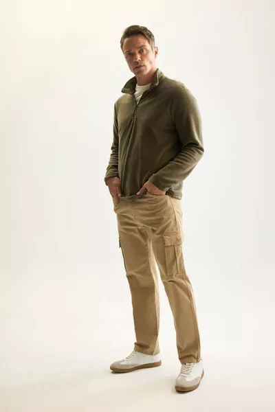 سويت شيرت بولار بسحّاب وياقة عالية بمقاس عادي، بلون أخضر زيتي، مقاوم للبرد ولا يسبب نمو الوبر AZNS