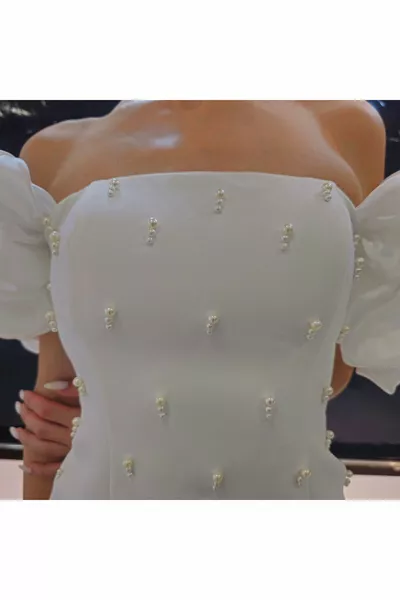 Crêpe-Stoff Off-White Ärmel Detailliertes perlweißes Fischkleid