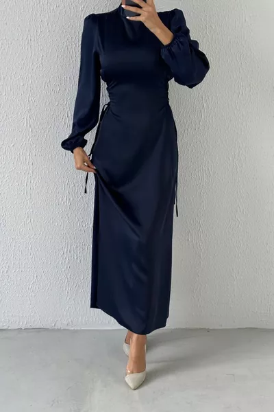 Taille Tie Gedetailleerde Satijnen Hijab Avondjurk Marineblauw