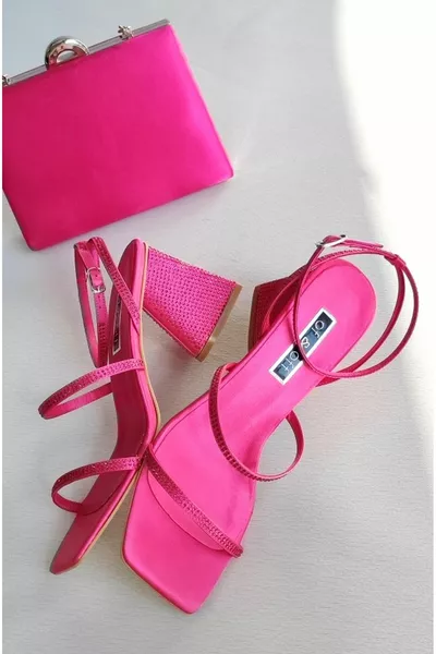 صنادل نسائية من الساتان الحجري