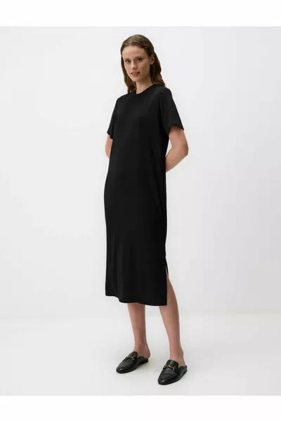 Zwarte gebreide jurk met ronde hals en korte mouwen