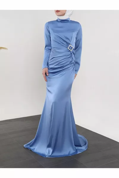 Abendkleid aus Satin aus Satin mit seitlichem Kordelzug aus Stein