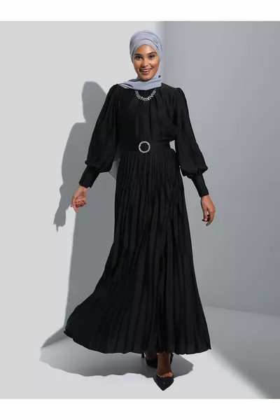 فستان سهرة محجوب ستان بطيات مع تفاصيل مشبك - أسود - Refka