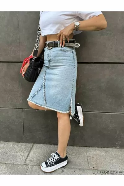 تنورة جينز مشقوقة