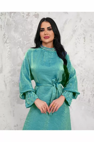 KLEID MIT KRAGEN UND ÄRMELN FÜR DAMEN MIT STEINBESTICKTEM GÜRTEL UND DETAIL