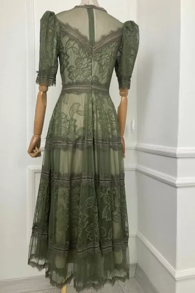  Дантелена дизайнерска рокля каки